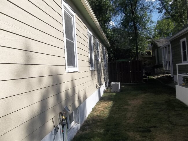 Building Photo - 212 7th St