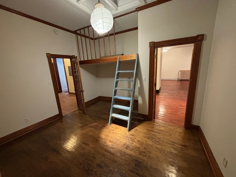 Building Photo - 941 W 7th St