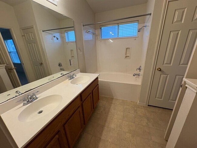 Building Photo - 813 Middle Brook Dr