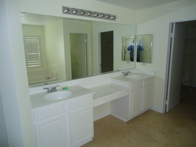 Building Photo - Huge 4 bedroom Masterpiece in the Terra Vista Community For Rent