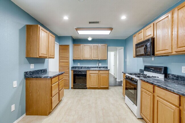 Building Photo - Charming 3-Bedroom Cottage in River Oaks