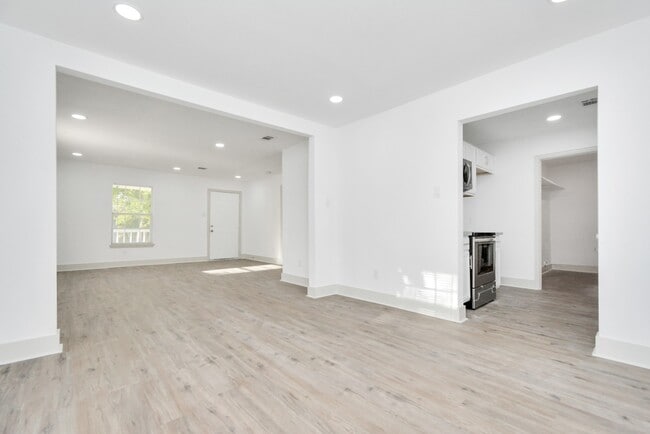 Building Photo - 1501 Maiden Ln
