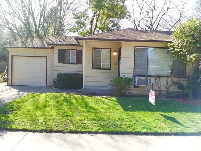 Building Photo - ADORABLE 2/2 (East Sac Location) Duplex!