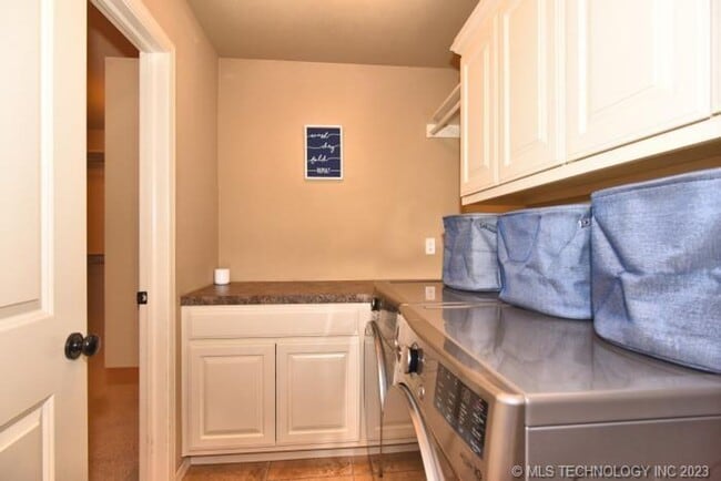 Building Photo - Room for the whole family in this 5 bedroom, 3-1/2 bath Executive Rental on corner lot in Millice...