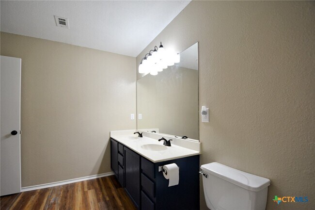 Building Photo - 744 Pinehurst Dr