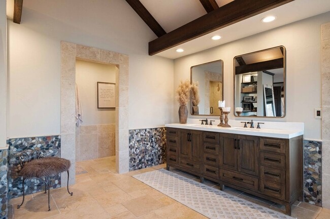 Building Photo - Fully-Furnished Luxurious Home in Nevillewood