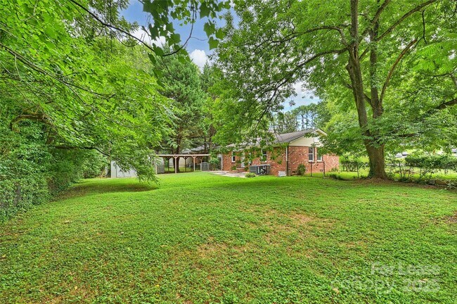 Building Photo - 2840 Edsel Pl
