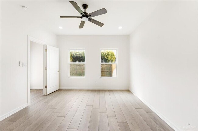 Building Photo - 2312 Corales St