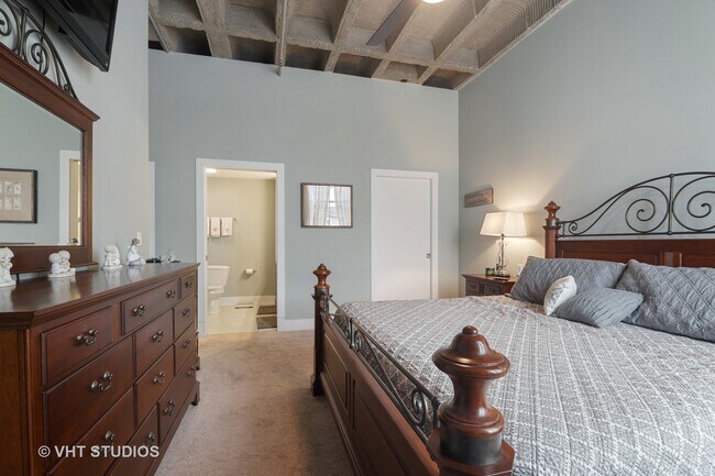 Building Photo - 154 School St