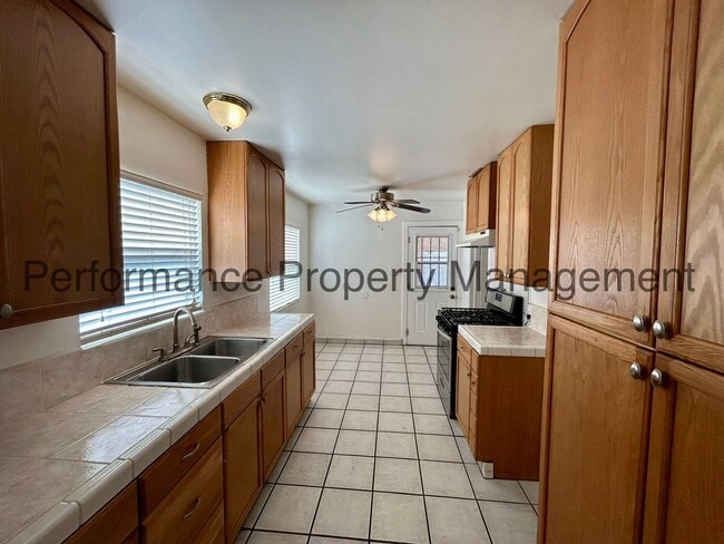 Building Photo - Cute 3 Bed/1 Bath SW Bakersfield Home w RBP & $0 Deposit Option