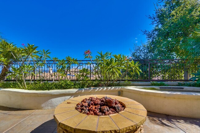 Building Photo - Beautiful 4 bedroom, 4.5 bathroom Home in the Varadero Community