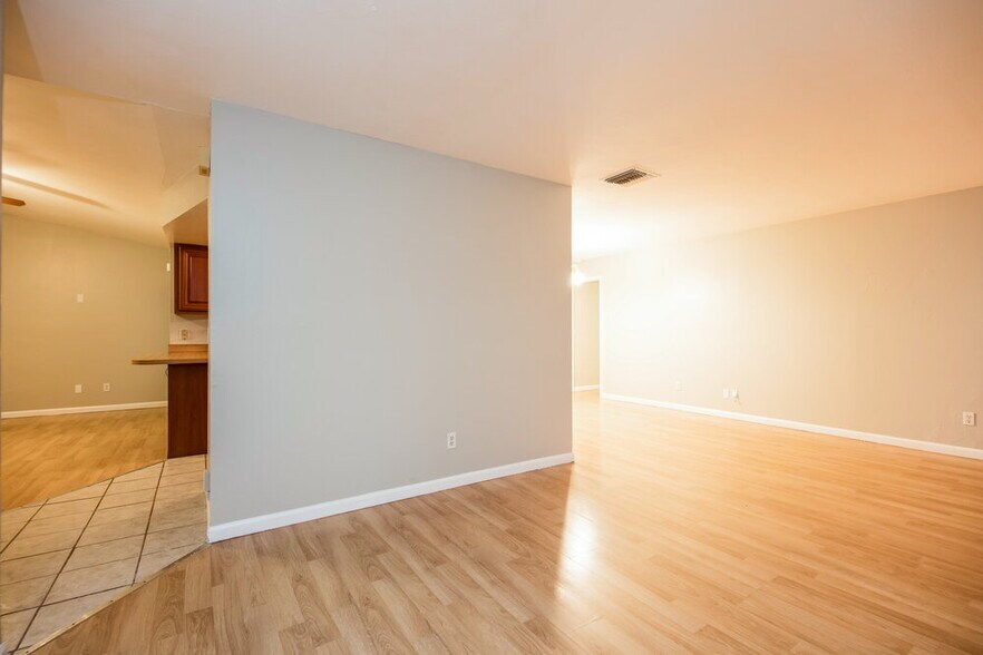 Building Photo - 923 SE 19th St