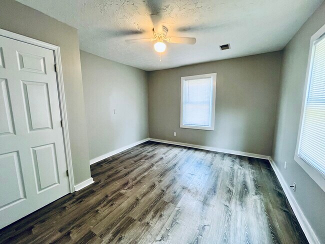 Building Photo - 4417 Sunset Ave