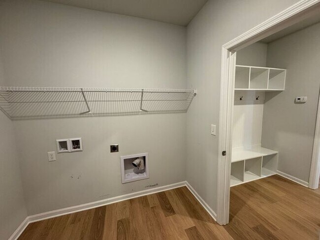 Building Photo - Spacious home with a fence, in PRIME location with a move in special