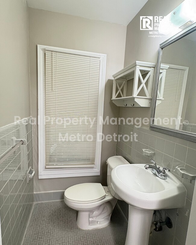 Building Photo - 3-Bedroom Single-Family Home in Beverly Hills, Michigan