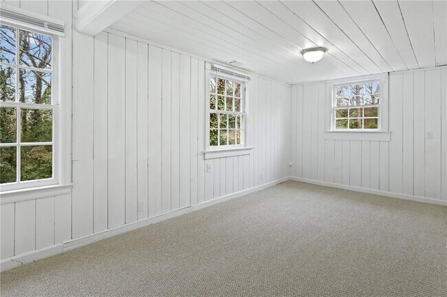 Building Photo - 2878 N Hills Dr NE