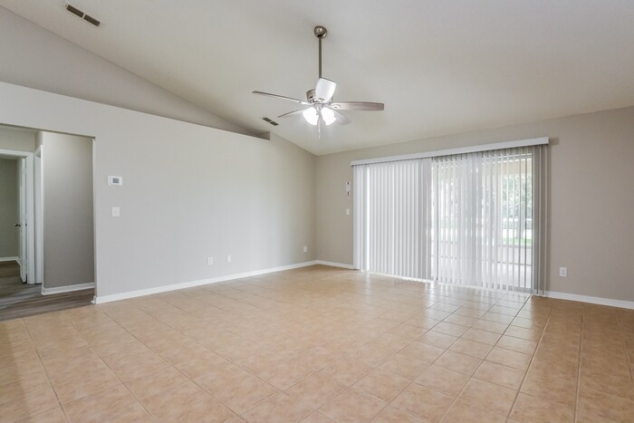 Building Photo - 2202 Lake Pointe Cir