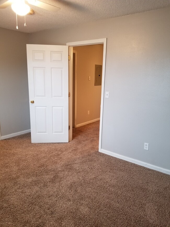 Building Photo - Cozy upstairs unit with NEW carpet!