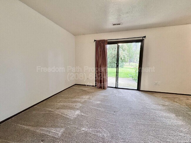 Building Photo - 2707 Fairway Dr