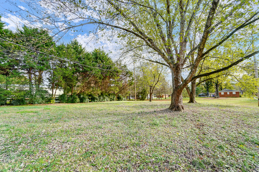 Ample flat backyard - 3507 Wolfe Mill St