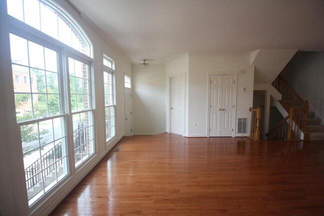Building Photo - 4555 Fair Valley Dr