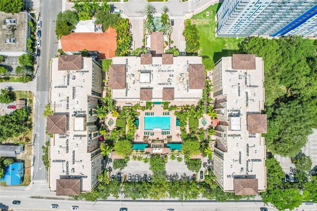 Building Photo - 520 SE 5 Ave