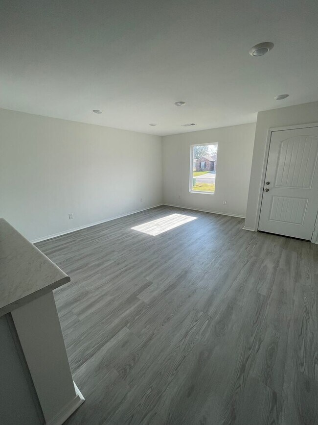 Building Photo - 3 Bedroom, 2 Bathroom Home