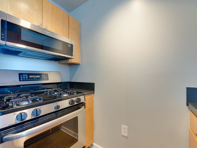 Building Photo - This move in ready condo has it all in Cha...