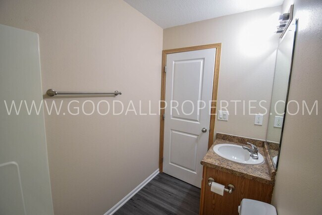 Building Photo - 2 Bedroom 2 Bath Updated Townhome in Ankeny with attached two car garage