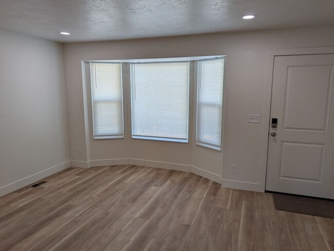 Building Photo - 4 Bedroom 1.5 Bath Twin-Home