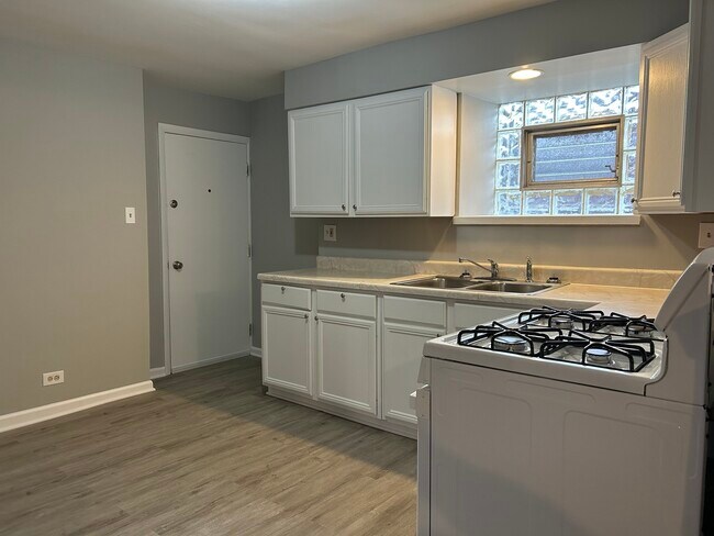 Building Photo - 5122 30th Pl