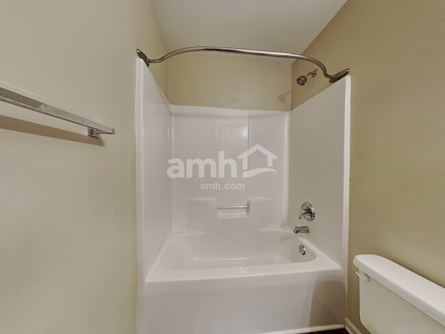 Building Photo - 152 Town Park Dr