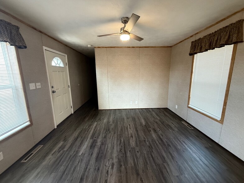 Building Photo - 13 Main St