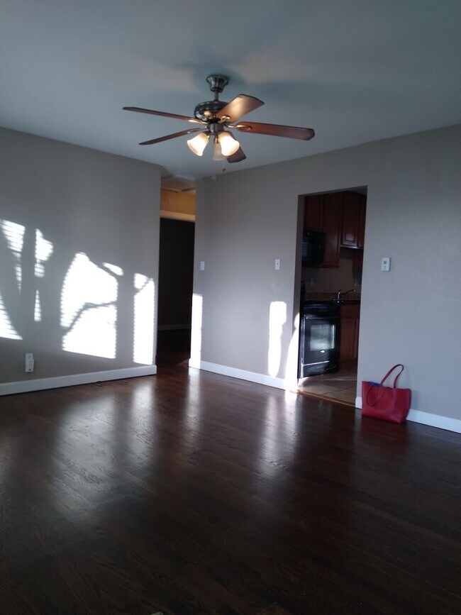 Building Photo - Mountain View 2 Bedroom 1 Bath Duplex on a Hill