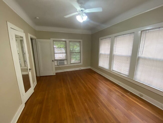 Building Photo - 247 E Lullwood Ave