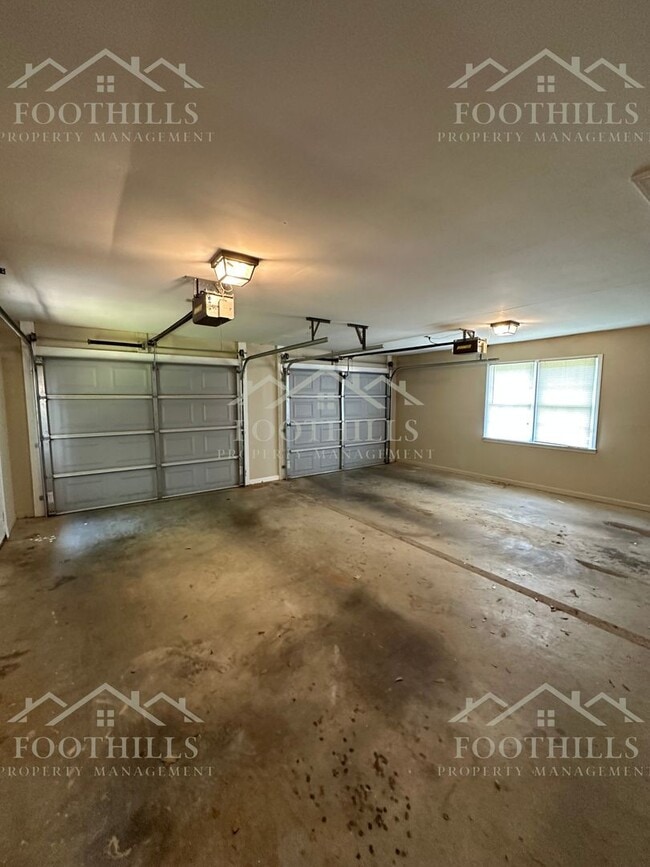 Building Photo - Comfort & Space in a Great Location! 3-Bed...