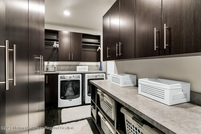 Building Photo - 2211 3rd Ave