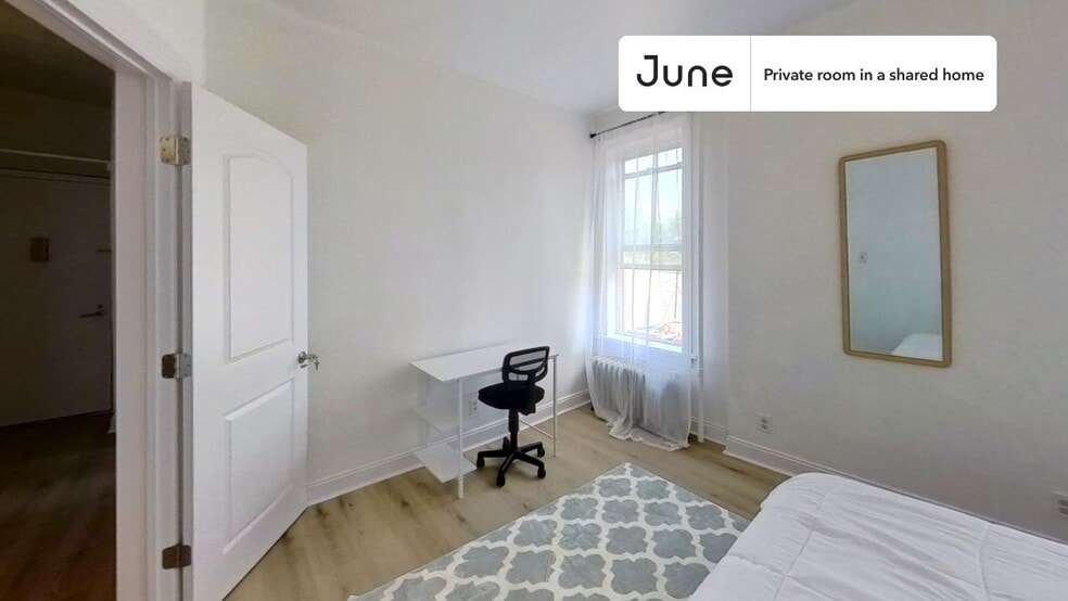 Building Photo - Private bedroom in 4 bed/1 bath Home