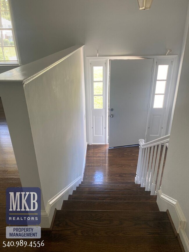 Building Photo - 4 Bedrooms, 2.5 Baths, Split Foyer, Locate...