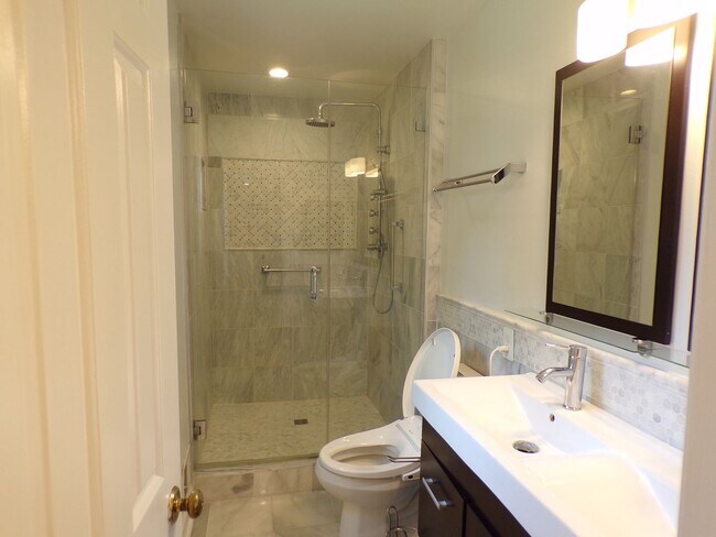 Building Photo - WOW Factor Home in Alexandria