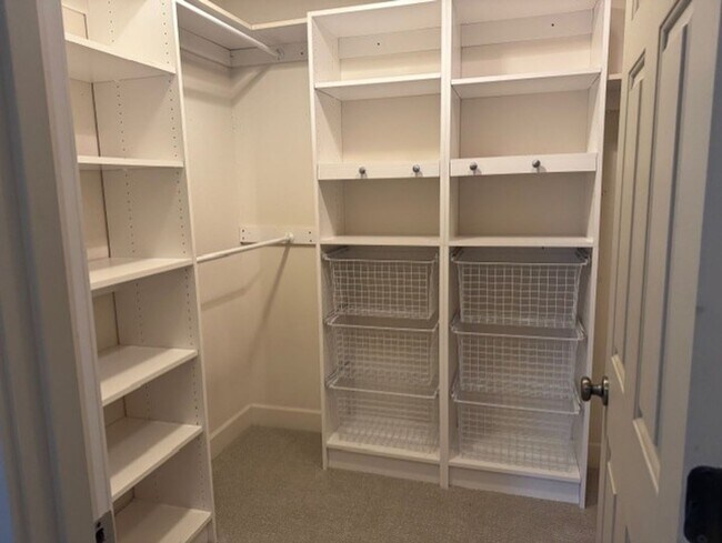 Building Photo - Partially furnished sort term  West Side Location