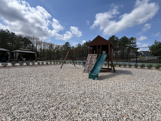 Building Photo - 25 Willow Dr