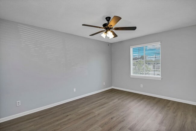 Building Photo - Walkable Downtown Lexington Living in Shadow Moss | Ground-Floor 2BR Retreat - Water sewer & tras...
