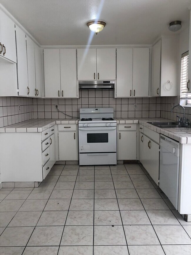 Building Photo - Love where you live - 2 weeks free rent! Beautiful home in Turlock