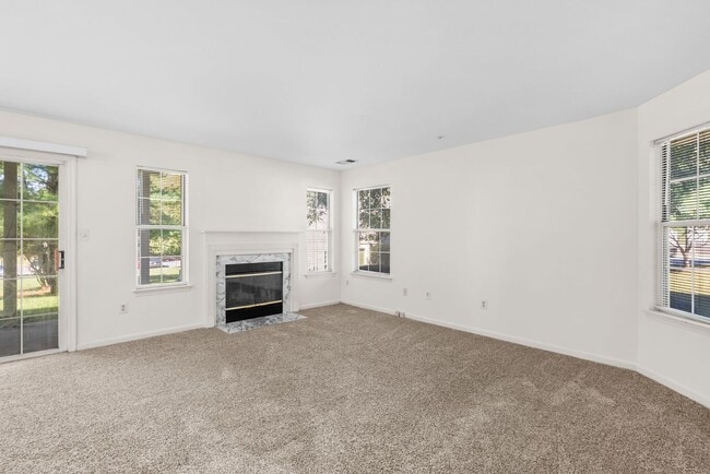 Building Photo - 2 Bed 1.5 Bath - Germantown Condo - Attach...