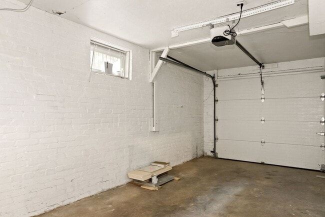 Building Photo - Available Now! 4 Bedroom  3.5  Bathroom Townhouse //Woodley Park// Garage, Driveway & 3 Levels of...