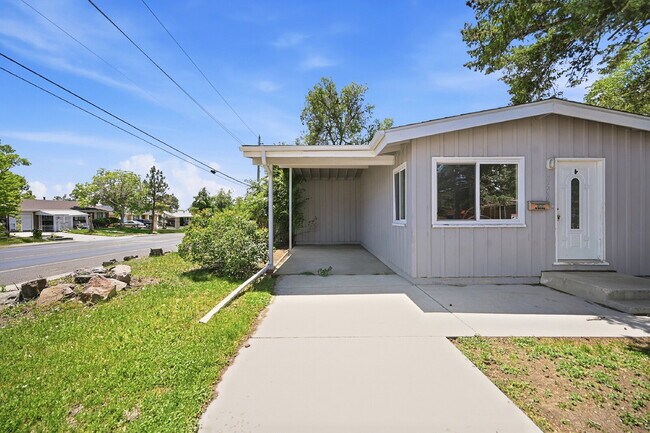 Building Photo - $2,640.95- 4 Bed, 2 Bath Home in Denver with Patio Space and In Unit Laundry!