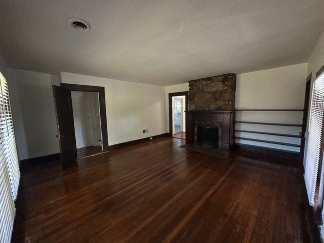 Building Photo - Charming 4 Bedroom House in Bedford