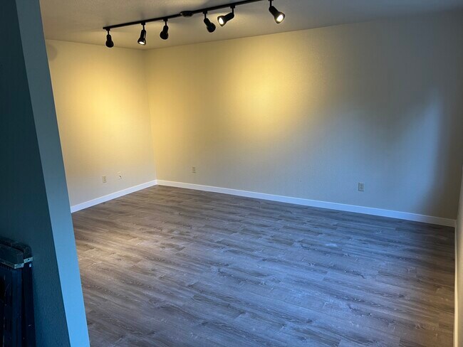 Building Photo - 315 Luna Vista St