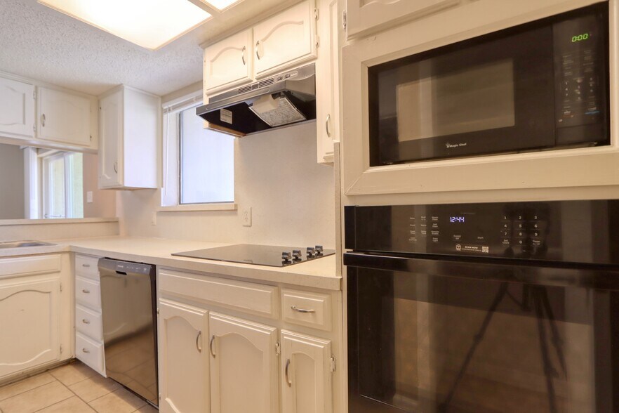 Building Photo - 711 Harbour Town Dr